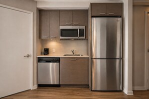 Private kitchen - Inviting 1BR Toronto Stay with Extra Space Near Downtown Fun (Toronto)