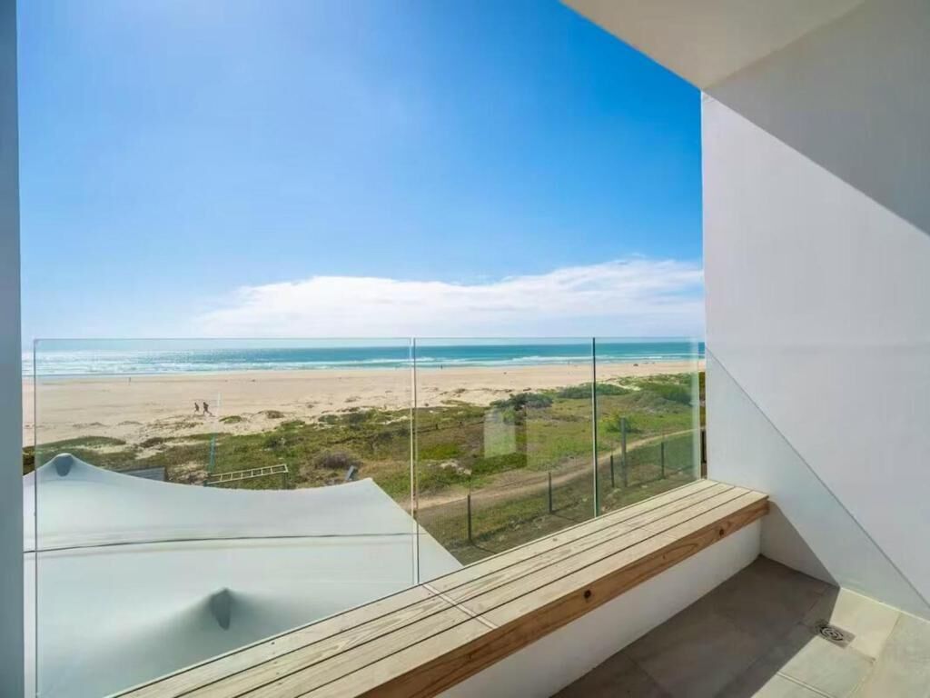 Un interior moderno con vista a la playa.