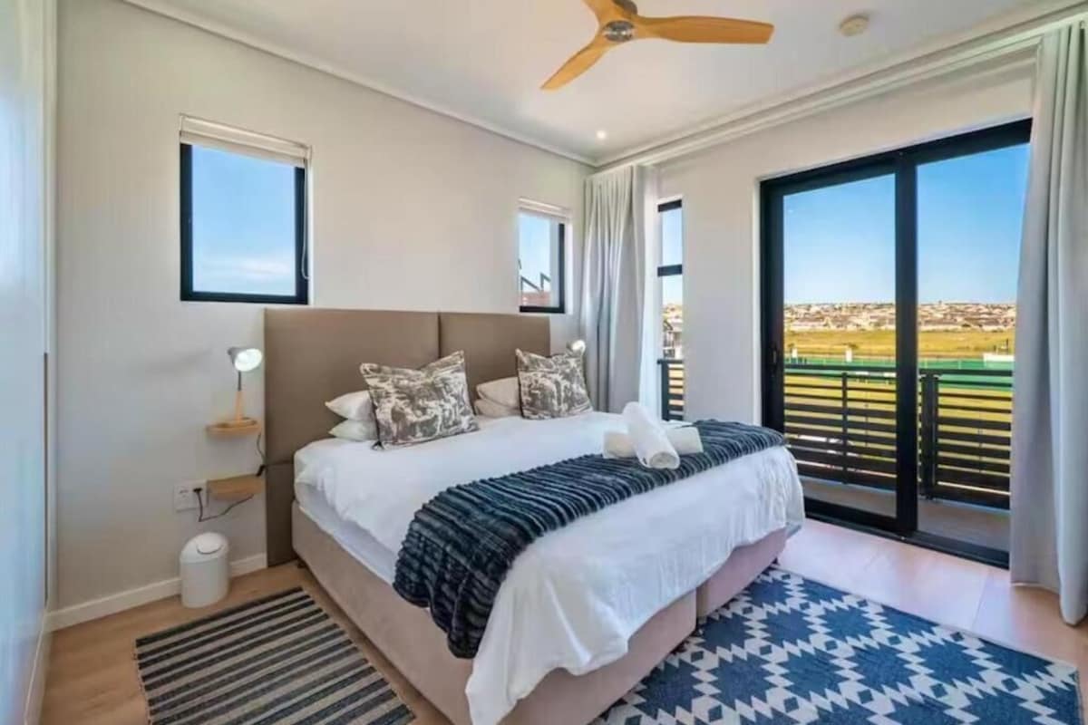 Departamento Deluxe, balcón, vista al mar | Caja de seguridad en la habitación y tabla de planchar con plancha