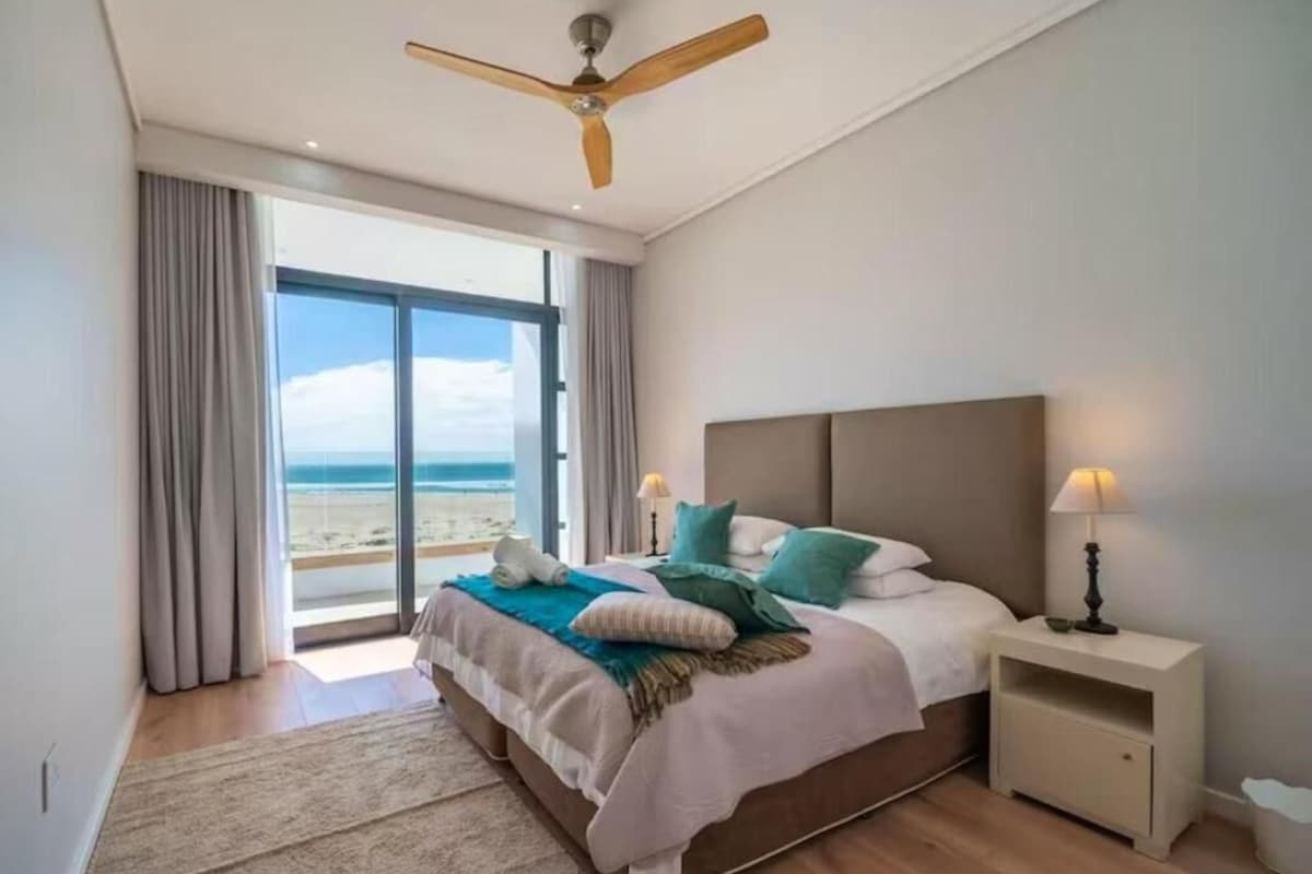 Departamento de lujo, balcón, vista al mar | Caja de seguridad en la habitación y tabla de planchar con plancha