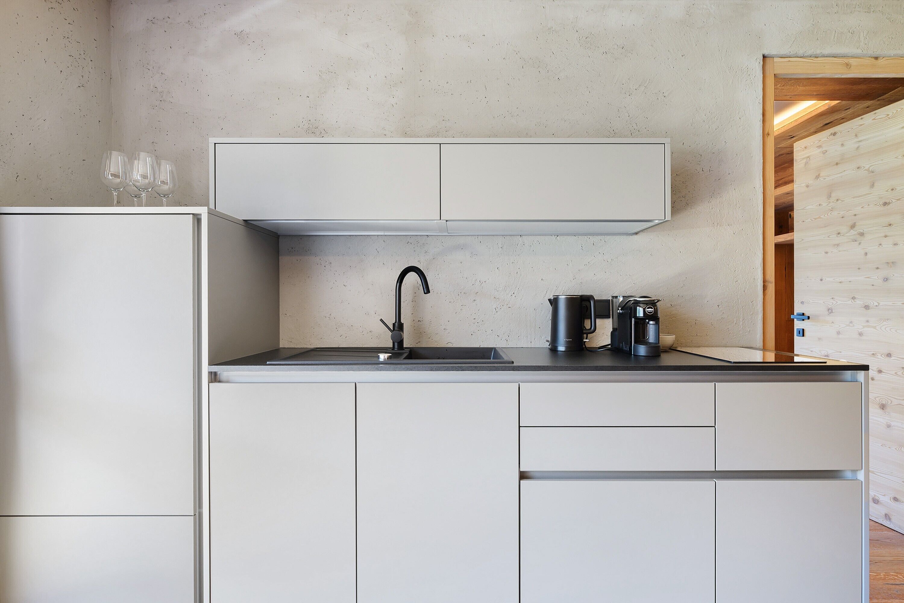 Wasserkocher mit Kaffee-/Teezubehör, Kühlschrank, Herdplatte