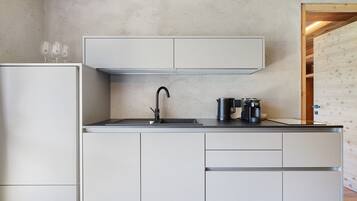 Wasserkocher mit Kaffee-/Teezubehör, Kühlschrank, Herdplatte