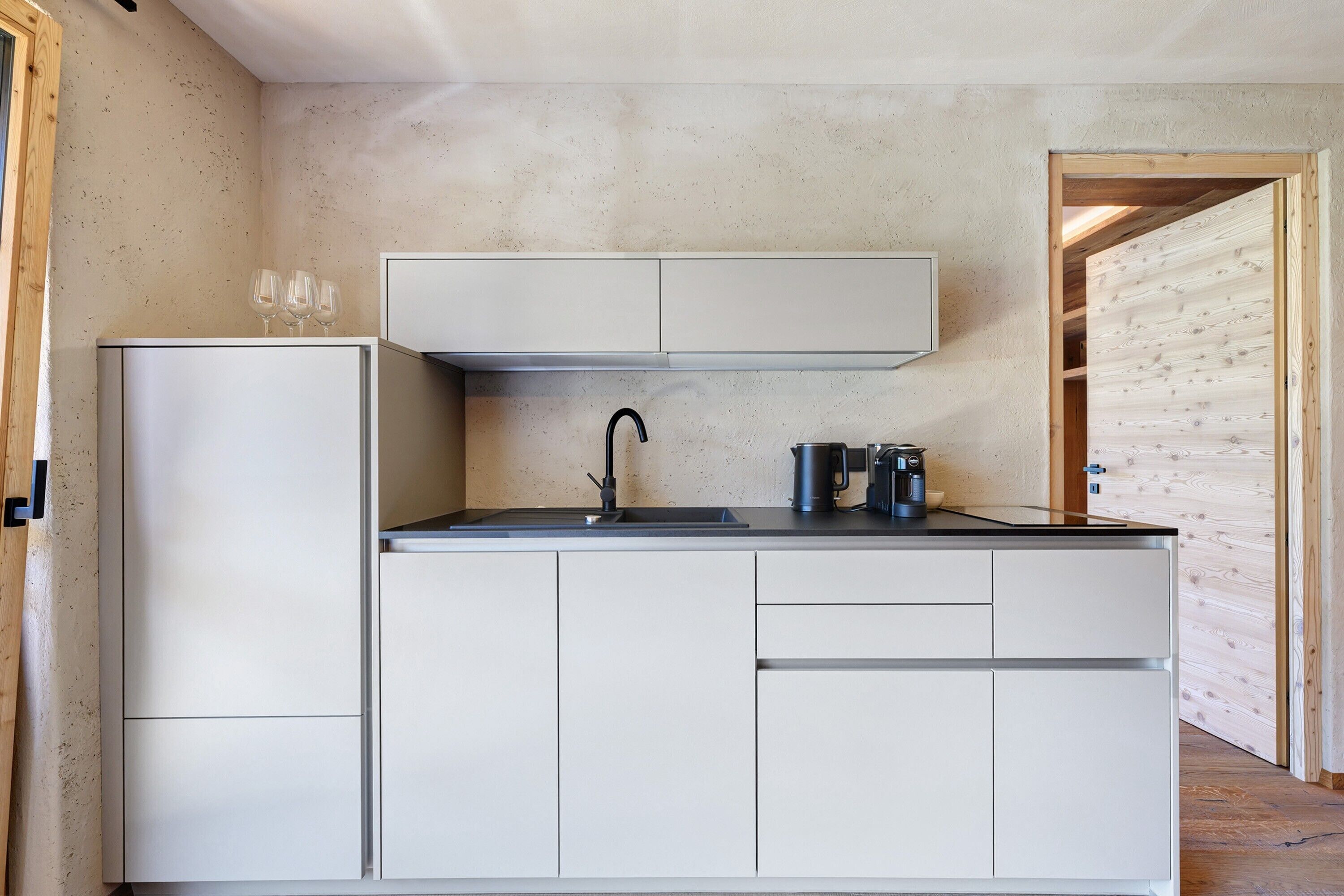 Coffee/tea maker, fridge, stovetop, dishwasher