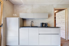 Coffee/tea maker, fridge, stovetop, dishwasher