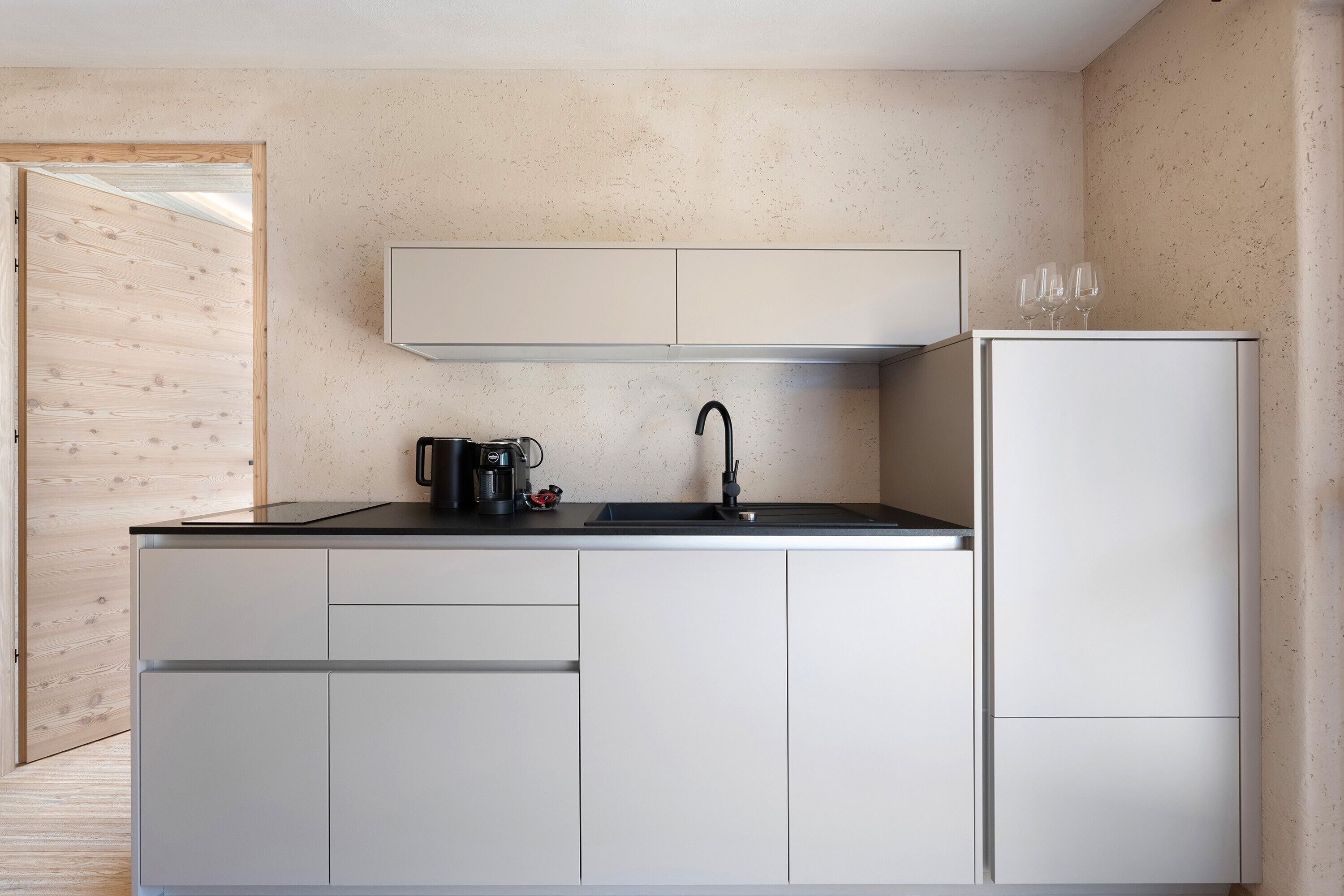 Coffee/tea maker, fridge, stovetop, dishwasher