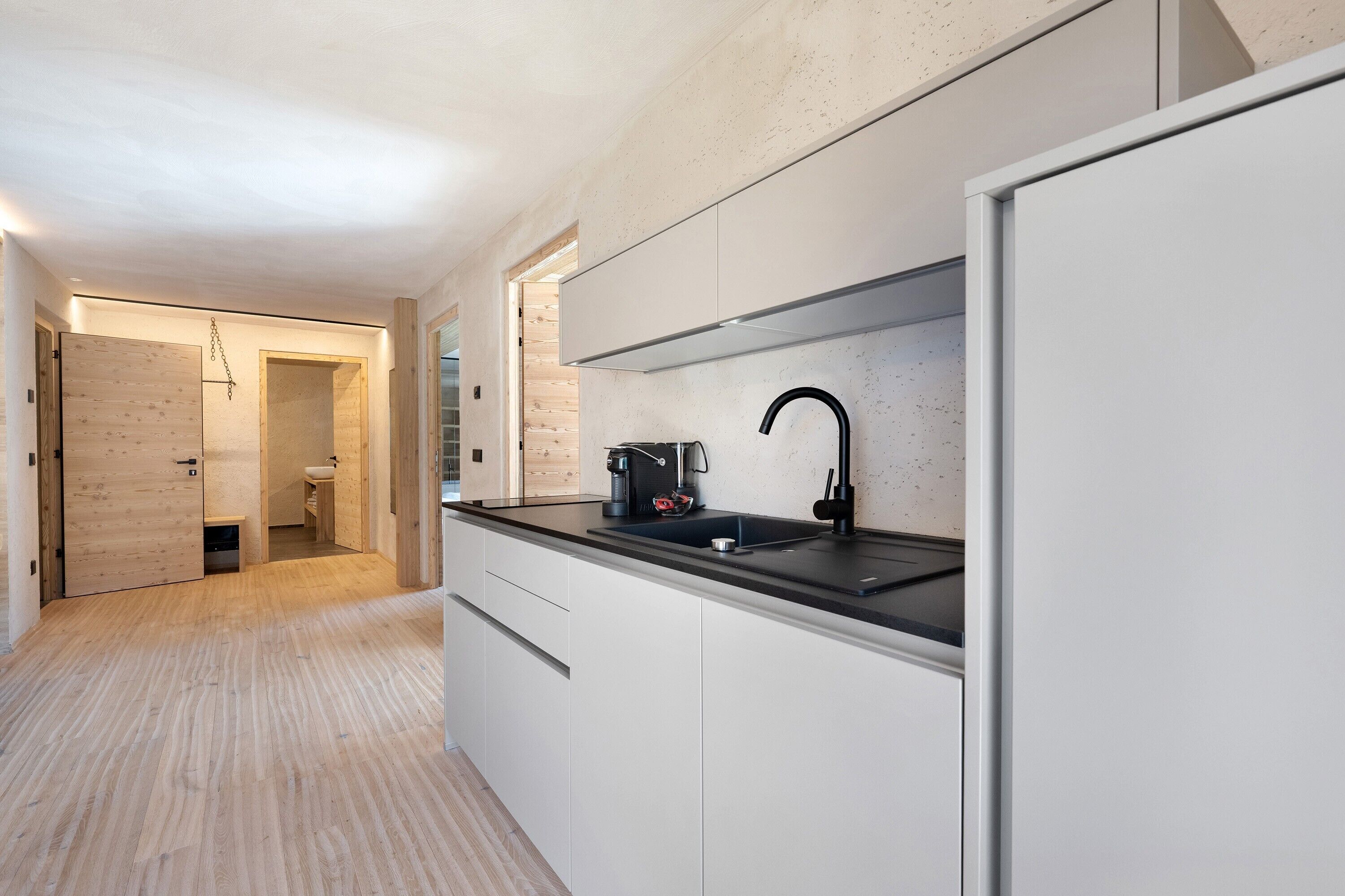 Wasserkocher mit Kaffee-/Teezubehör, Kühlschrank, Herdplatte
