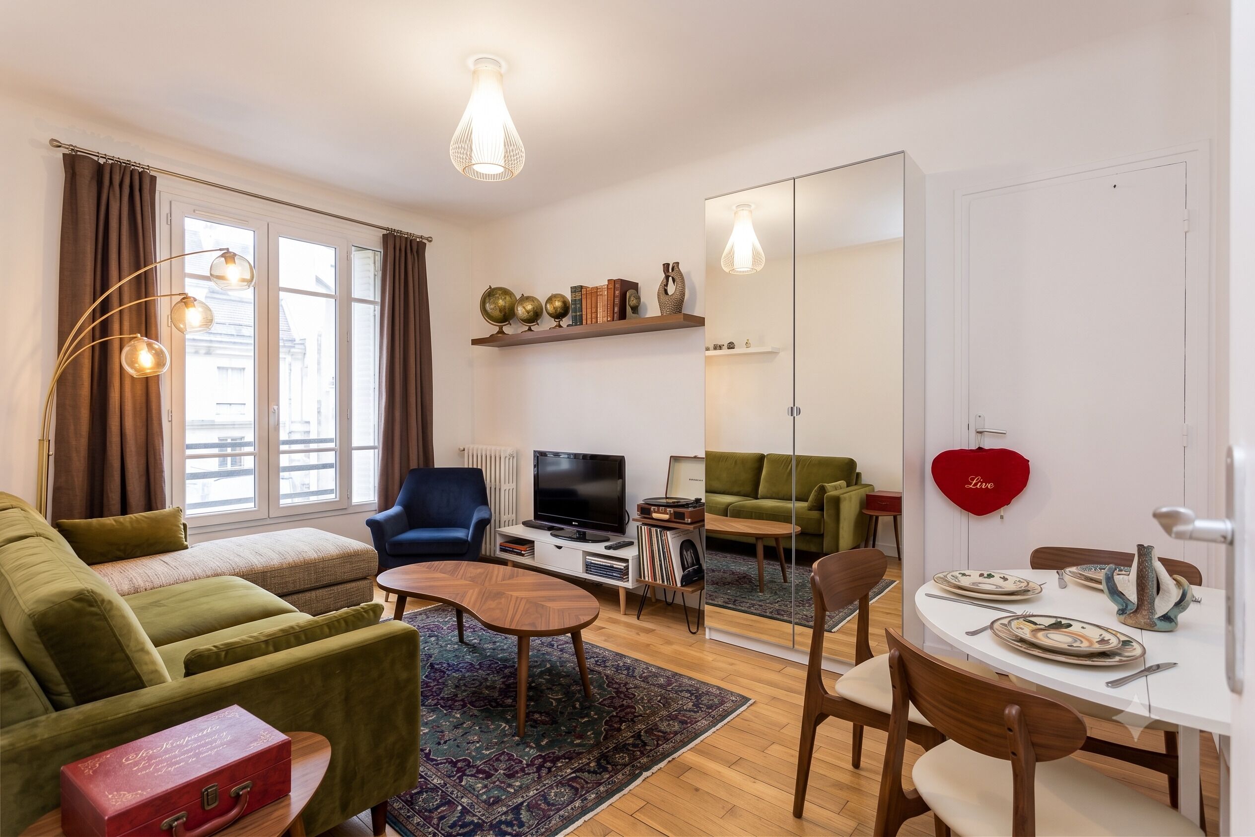 Comfort Apartment, City View | Living area