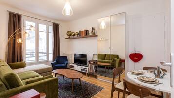 Comfort Apartment, City View | Living area