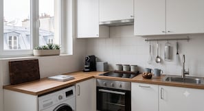 Comfort Apartment, City View | Private kitchen | Fridge, microwave, oven, dishwasher - Celine 6 (Paris)
