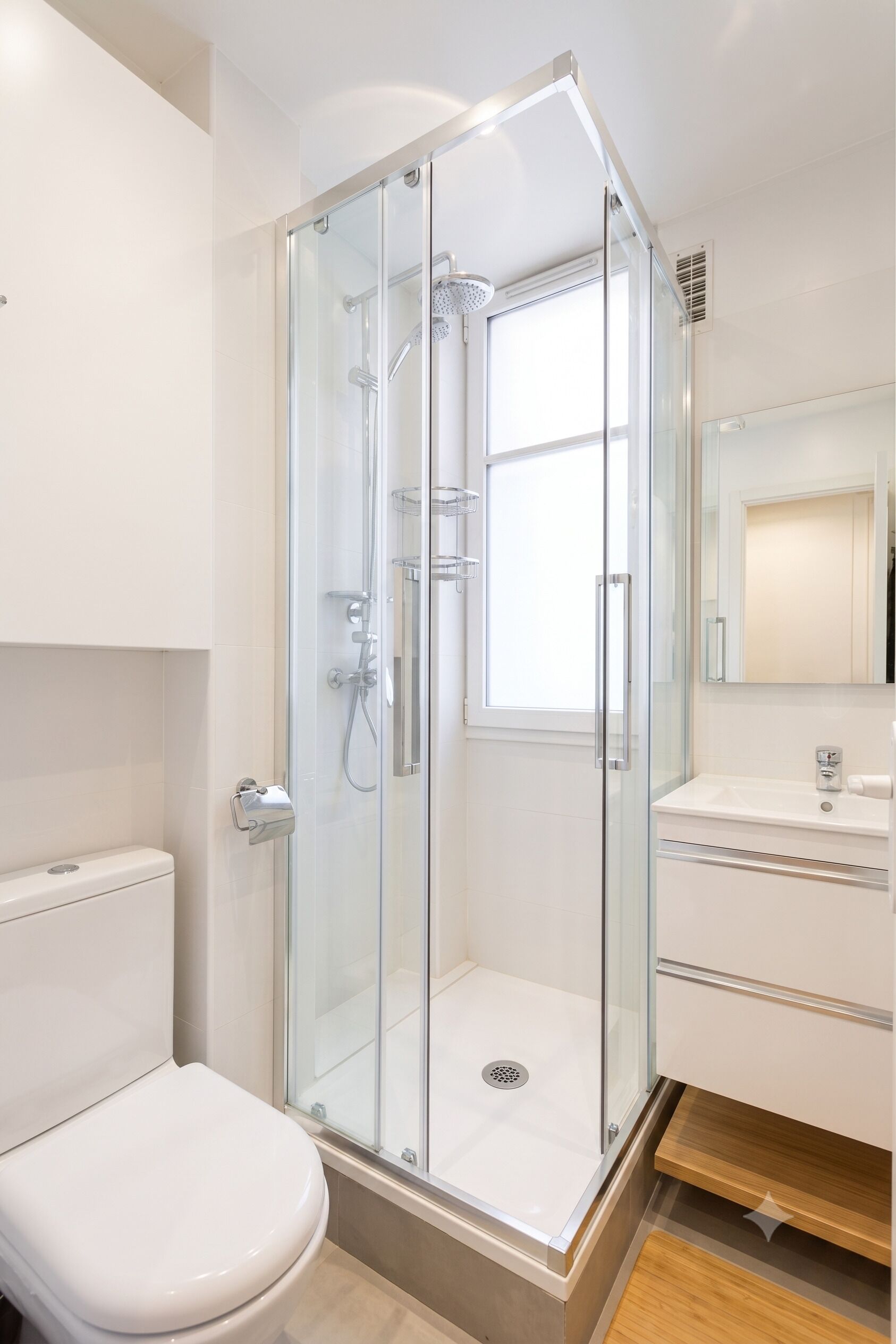 Comfort Apartment, City View | Bathroom | Shower, free toiletries, hair dryer, towels