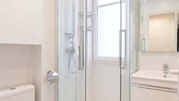 Comfort Apartment, City View | Bathroom | Shower, free toiletries, hair dryer, towels
