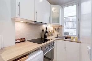 Fridge, microwave, oven, dishwasher - Celine 6 (Paris)