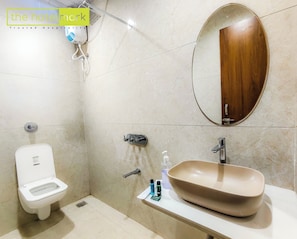 Habitación ejecutiva, vista a la ciudad | Baño | Regadera, toallas, jabón, shampoo 