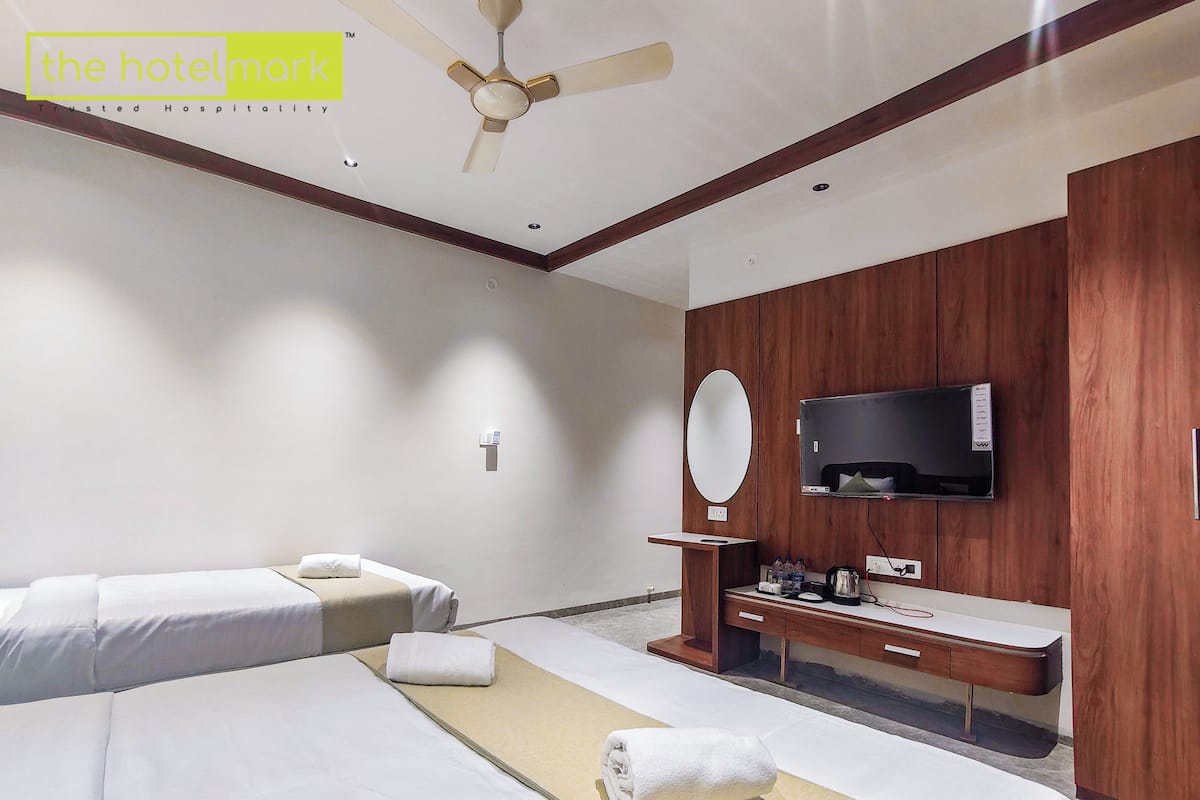 Habitación triple, vista a la ciudad | Escritorio y wifi gratis