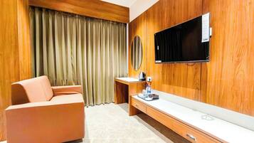 Triple Room, City View | Living area