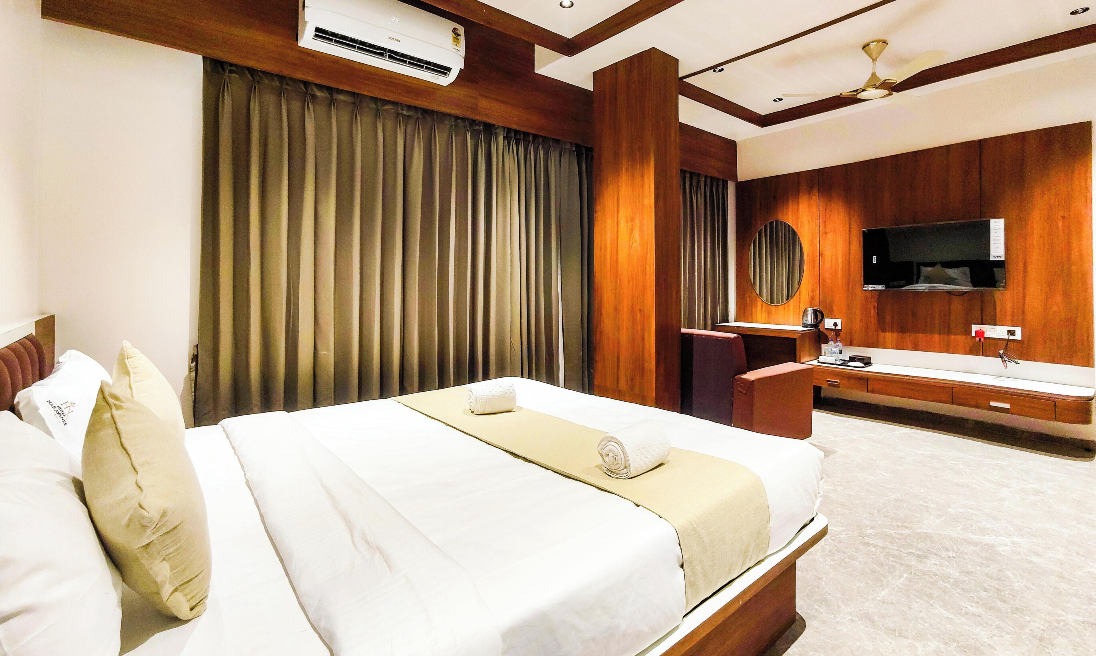 Suite, City View | Desk, WiFi (free)