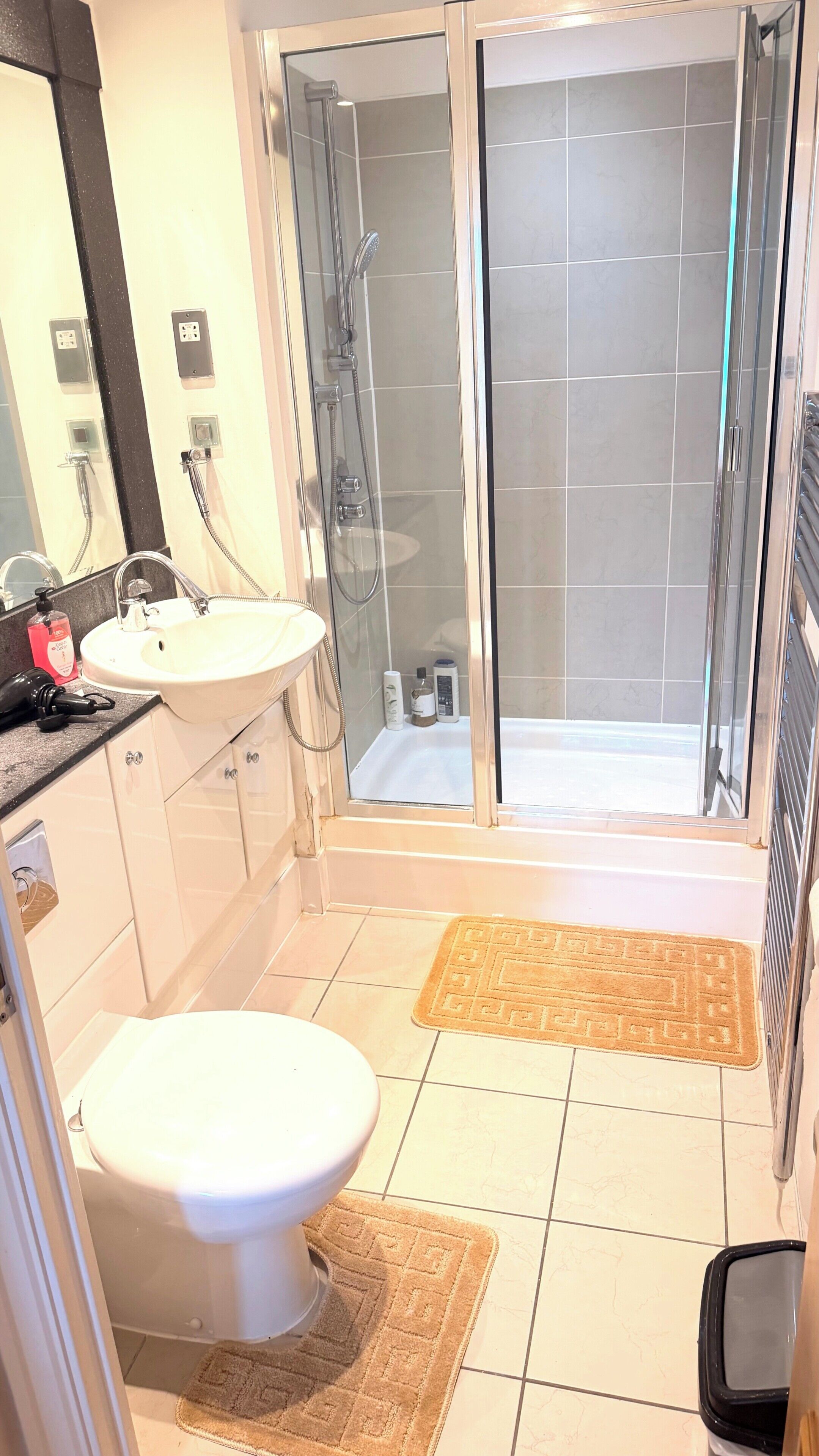 Une salle de bain comprenant des toilettes, un lavabo, une douche et une baignoire.