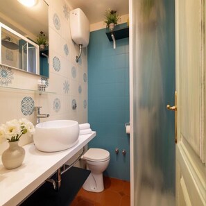 Deluxe Double Room, Sea View | Bathroom | Hair dryer, slippers, towels, soap