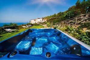 Outdoor spa tub - Villa Lorelei (Campania)