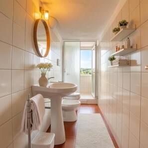 Habitación doble superior, vista al jardín | Baño | Secadora de cabello, pantuflas, toallas, jabón 