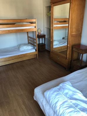 Room - Apartment 'Jusqu'a 8 Couchages' with Private Terrace and Shared Garden (Pontgibaud)
