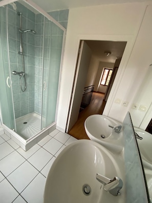 Bathroom - Apartment 'Jusqu'a 8 Couchages' with Private Terrace and Shared Garden (Pontgibaud)