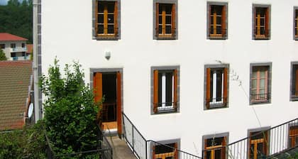 Appartement 'Jusqu'à 8 Couchages' avec Terrasse Privée et Jardin Commun