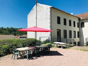 Outdoor dining - Apartment 'Jusqu'a 8 Couchages' with Private Terrace and Shared Garden (Pontgibaud)