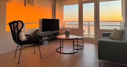 Strand, Meer und Dünen direkt vor der Tür! Im 2. Etage der Komplexes Kennedyflat befindet sich diese Apartment Duinparel. Diese Wohnung ist ebenerdig und verfügt über ein Schlafzimmer, eine Küche, ein Badezimmer sowie einen Westbalkon. Eine Top-Lage