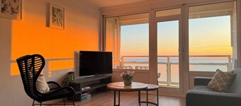 The beach, the ocean, and the dunes right outside your door! This Duinparel apartment is located on the 2nd floor of the Kennedyflat complex. This apartment is on the ground floor and features one bedroom, a kitchen, a bathroom, and a west-facing balcony.