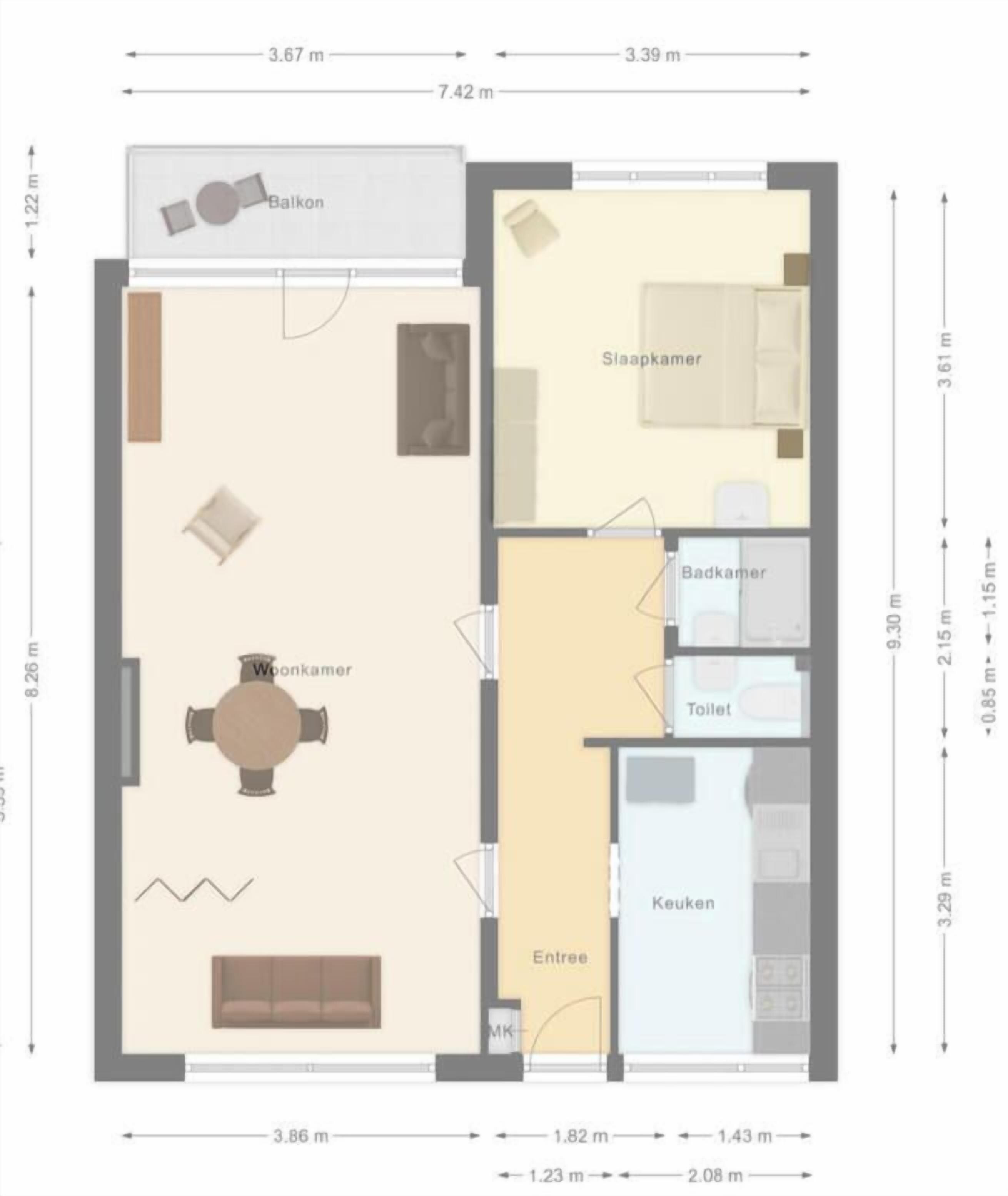 Planta baixa de um quarto de hotel com varanda, casa de banho privativa e área de estar com mesa e cadeiras.