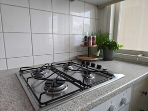 Cafetera y tetera, refrigerador, horno y parrilla de estufa 