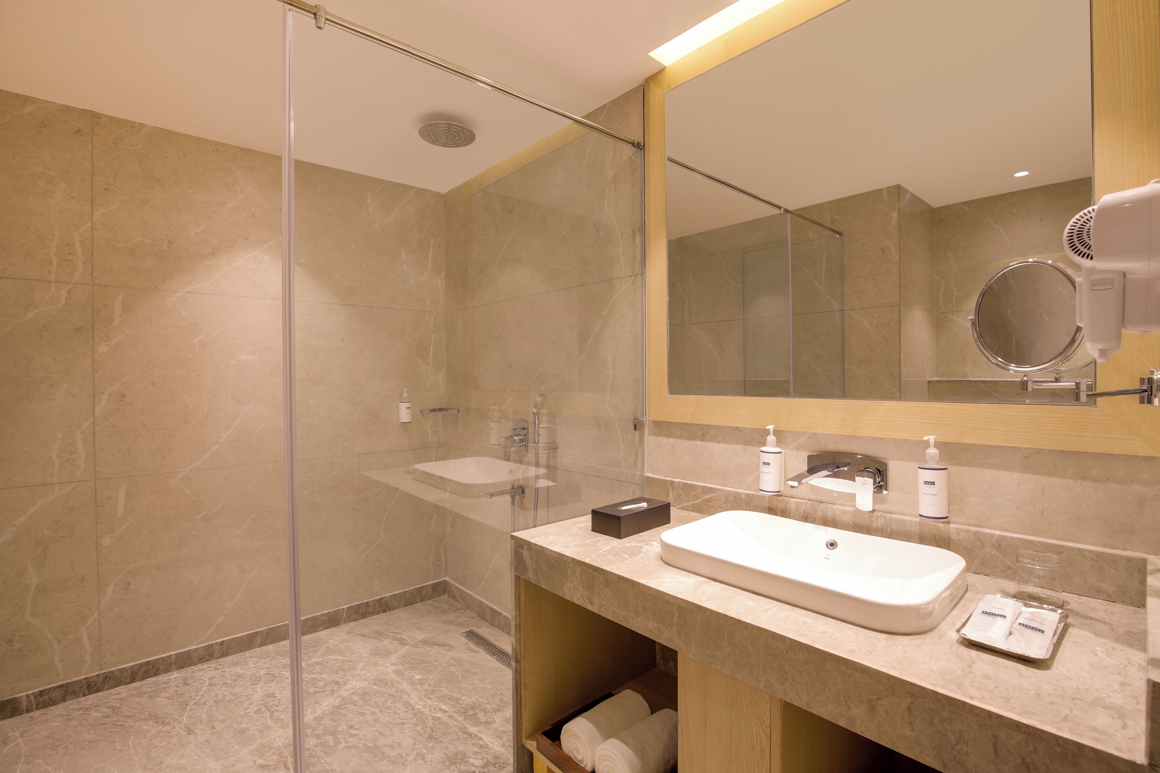 Studio Suite | Kamar mandi | Sandal