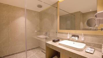 Studio Suite | Kamar mandi | Sandal