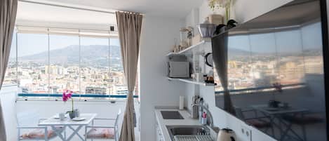 Cafetière/bouilloire, réfrigérateur, micro-ondes, grille-pain