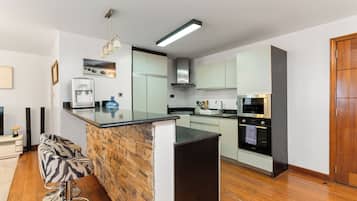 Full-size fridge, microwave, stovetop, cookware/dishes/utensils