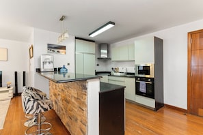 Full-size fridge, microwave, stovetop, cookware/dishes/utensils - The Lofts Suites (Nairobi)