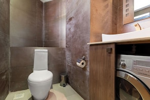 Amenidades de baño gratuitas, pantuflas, toallas, jabón
