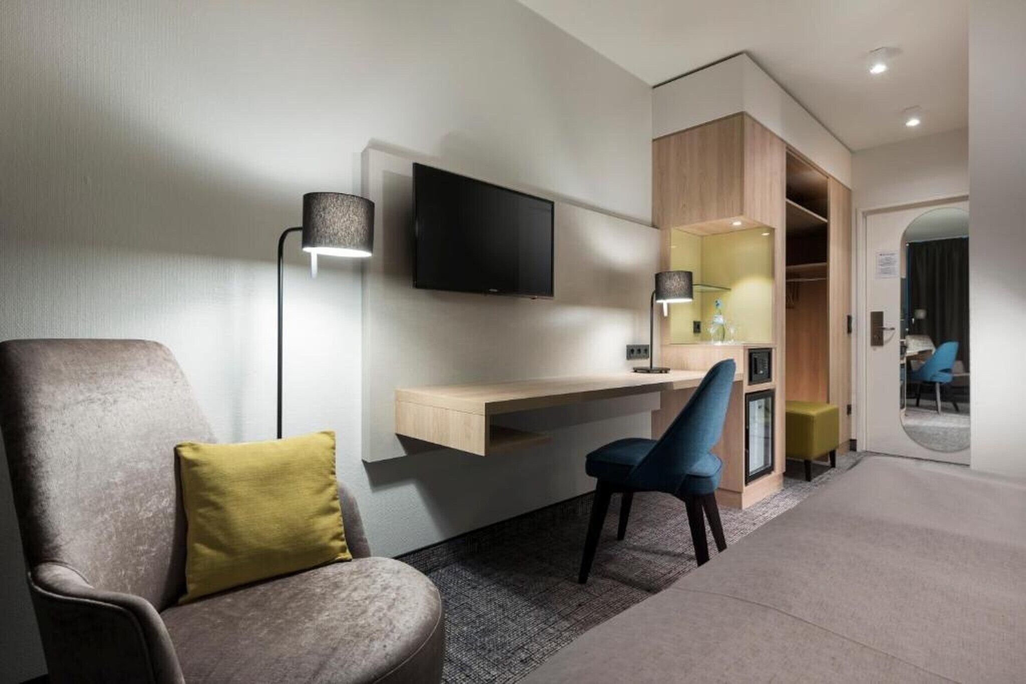 Een bureau, reisbedje, gratis wifi, beddengoed