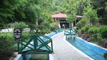 2 Innenpools, Außenpool