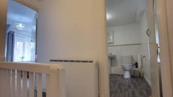 Ducha y bañera combinadas, bañera profunda y toallas