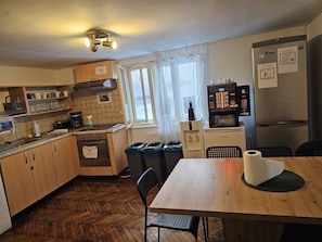 Shared fridge, shared microwave - Hostel Sport Bucharest (Bucharest)