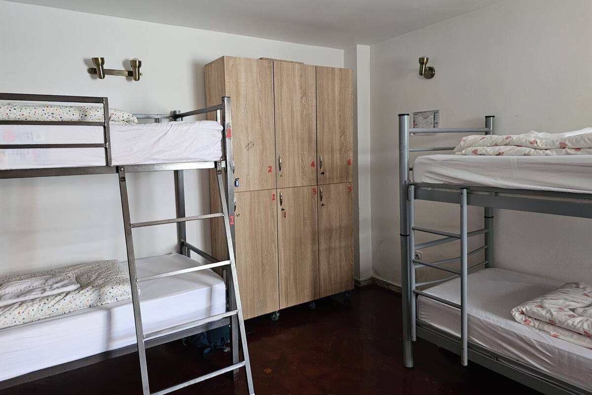 Cortinas blackout y tabla de planchar con plancha 