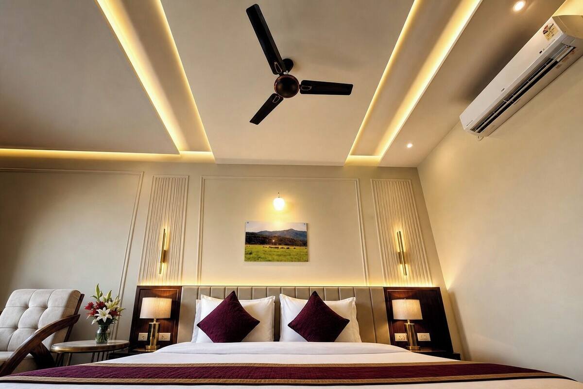 Escritorio, cortinas blackout y tabla de planchar con plancha 