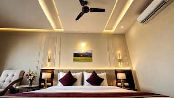 Superior Double Room, Balcony | Desk, blackout curtains, iron/ironing board, free WiFi