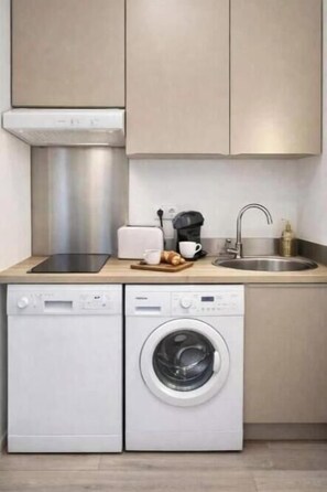 Coffee/tea maker, fridge, microwave, cookware/dishes/utensils - Studio à 2min Croisette · Plage · Balcon · 4 Pers (Provence-Alpes-Côte d'Azur, France)