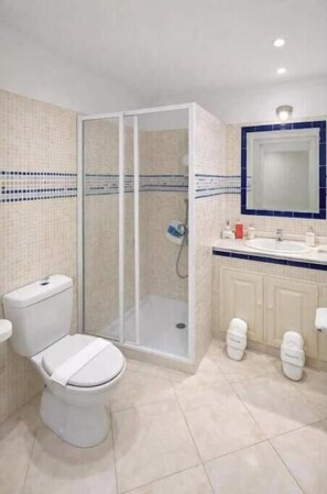 Shower, towels, shampoo, toilet paper - Studio à 2min Croisette · Plage · Balcon · 4 Pers (Provence-Alpes-Côte d'Azur, France)