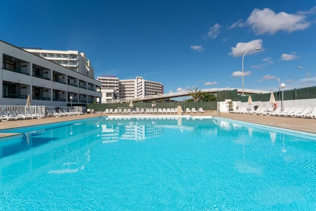 Una piscina al aire libre