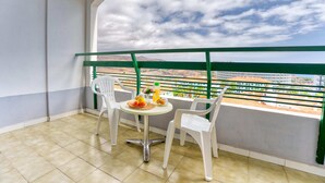 Appartement Standard, balcon, vue partielle sur la mer | Terrasse/Patio