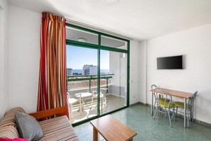 Appartement, balcon, vue partielle sur la mer | Coin séjour